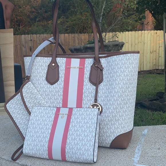Micheal kors purse & wristlet pouch